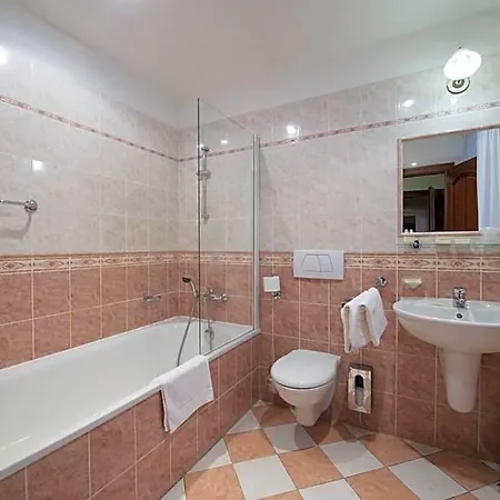Cerny Slon 4*