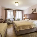 Cerny Slon 4*